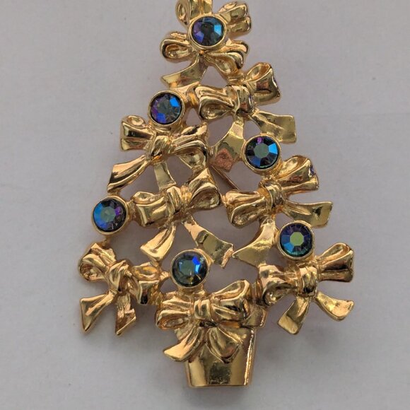 Vintage AVON Gold Tone AB Rhinestone Bow Christmas Tree Brooch Pin - Picture 2 of 4